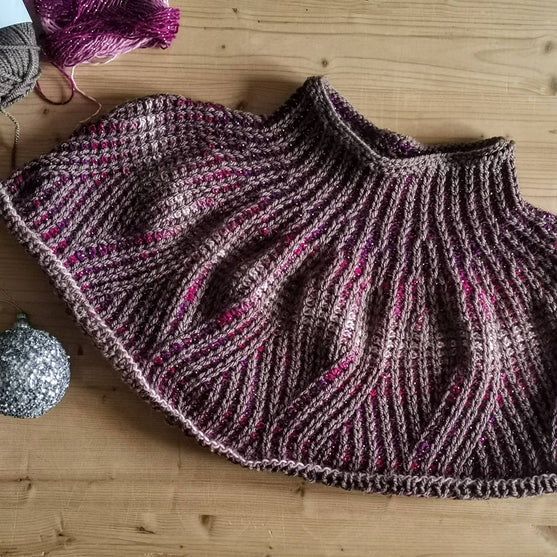 Outlandish - Capelet
5