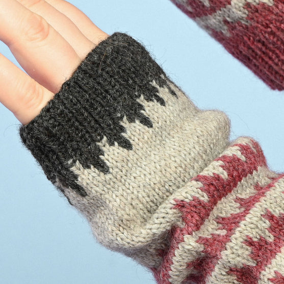 Arm Warmers in Fair Isle Pattern
4
