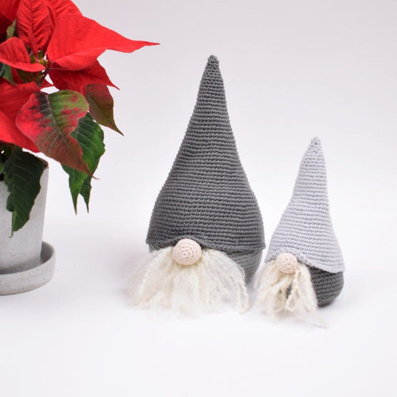 Shy gnome with Christmas hat - big
4