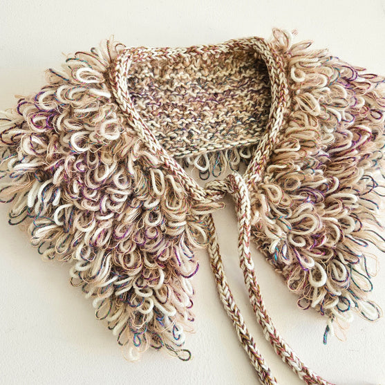 

Den Glade Krave - Decorative collar in loop stitch
2