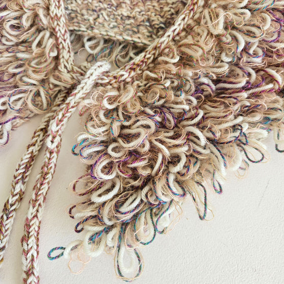 

Den Glade Krave - Decorative collar in loop stitch
6