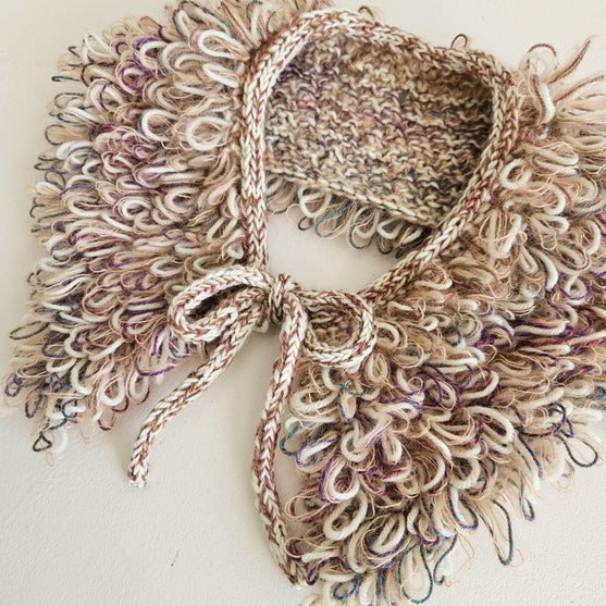 

Den Glade Krave - Decorative collar in loop stitch
4