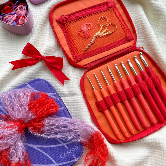 

Easy Touch Crochet Hook Set - Berry - 9 sizes - Hobbii
10