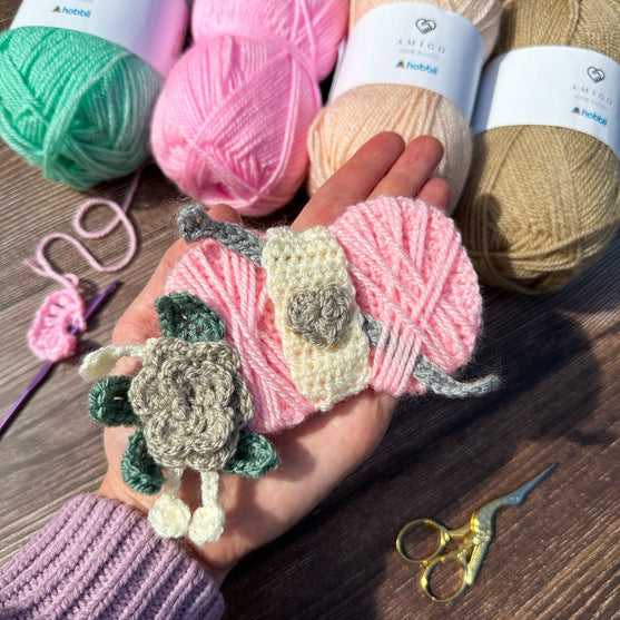 

Yarn Ball and Hook - Applique
2