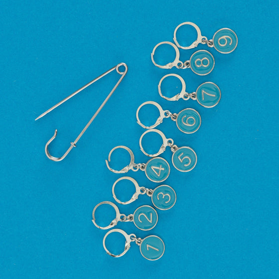 

Stitch Markers w/Numbers and a Shawl Pin - Hobbii
2